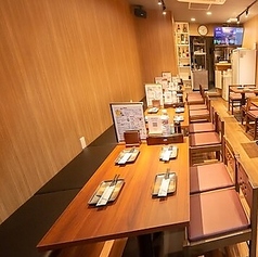 居心地の良さを追求した片側ソファー席もご用意◎ふかふかのソファーで、ゆったりとくつろぎながらお食事がお楽しみいただけます。プライベートな雰囲気で会話を楽しみたい方にぴったり！デートや女子会、お子様連れのご家族様など、大切な人との時間を過ごすのにも最適なお席です♪