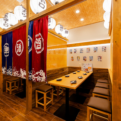 10名様まで着席可能な広々としたテーブル席は、会社のご宴会やご友人同士の集まりに最適です。全員の顔を見渡せるレイアウトで、一体感のあるひとときをお過ごしいただけます。ゆとりある空間で旬の料理とお酒を囲みながら、笑顔あふれる時間をお楽しみください。