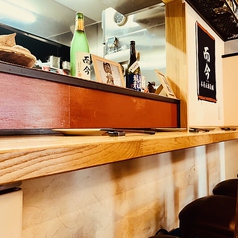オープンキッチンなカウンター席は人気の特等席!お一人様からカジュアルにお酒をお楽しみいただけます。適度な賑わいが心地良い空間を演出。調理の工程やスタッフとの会話も楽しみながら、オススメの旬食材や日本酒をお楽しみください。天ぷらをはじめ、鮮魚、牛刺し、モツ煮、牡蠣のポン酢…と居酒屋メニューが目白押し♪