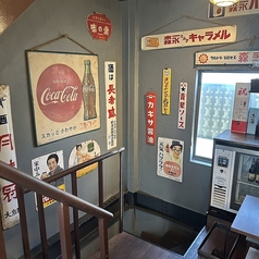 店内にはレトロな看板やインテリアが飾っており、どこか懐かしい雰囲気が漂います