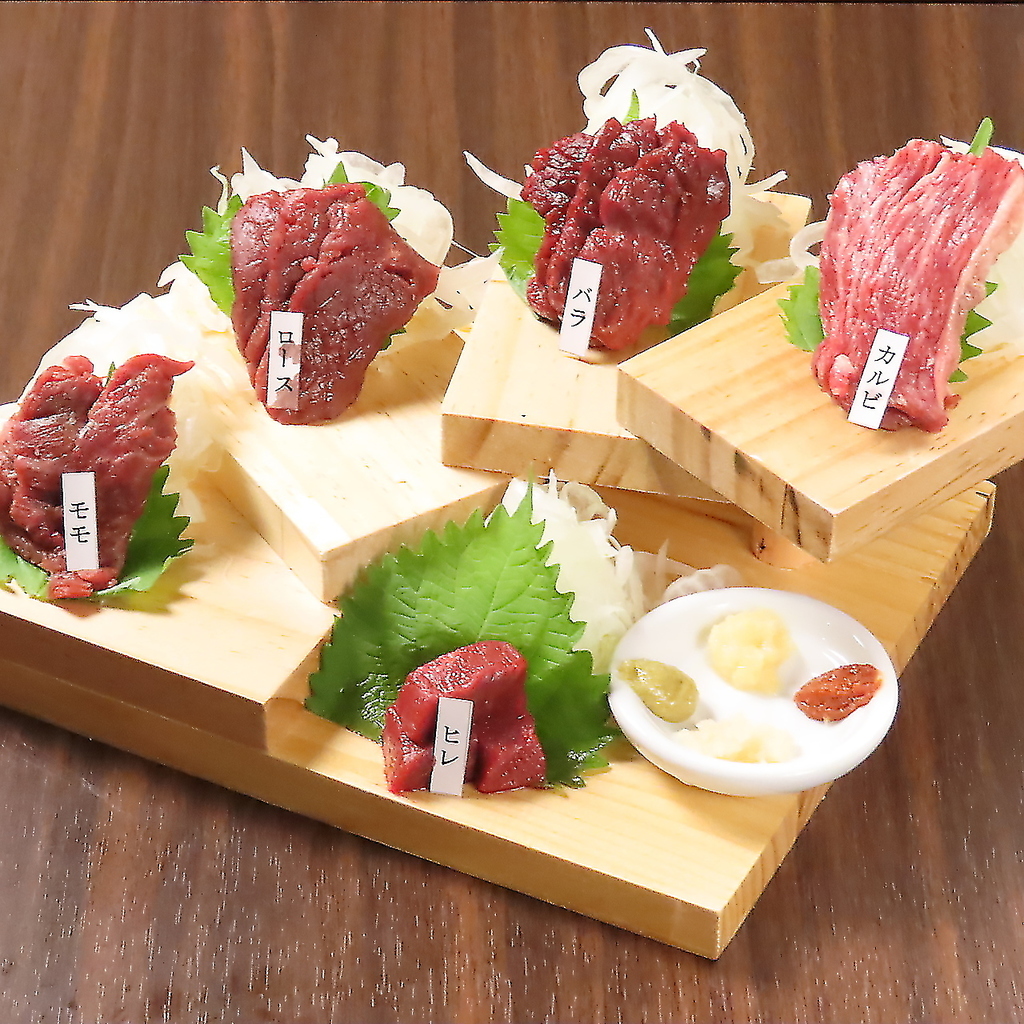 馬刺し「厳選5種盛り合わせ」。希少部位をリーズナブルに堪能できる、馬肉専門店自慢の逸品です。
