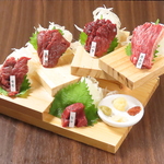馬刺し「厳選5種盛り合わせ」。希少部位をリーズナブルに堪能できる、馬肉専門店自慢の逸品です。