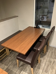 4~6名様での御利用頂きやすいテーブル席となっております!会社宴会や、仕事終わりの仲間内など御利用頂きやすく人気のお席です!