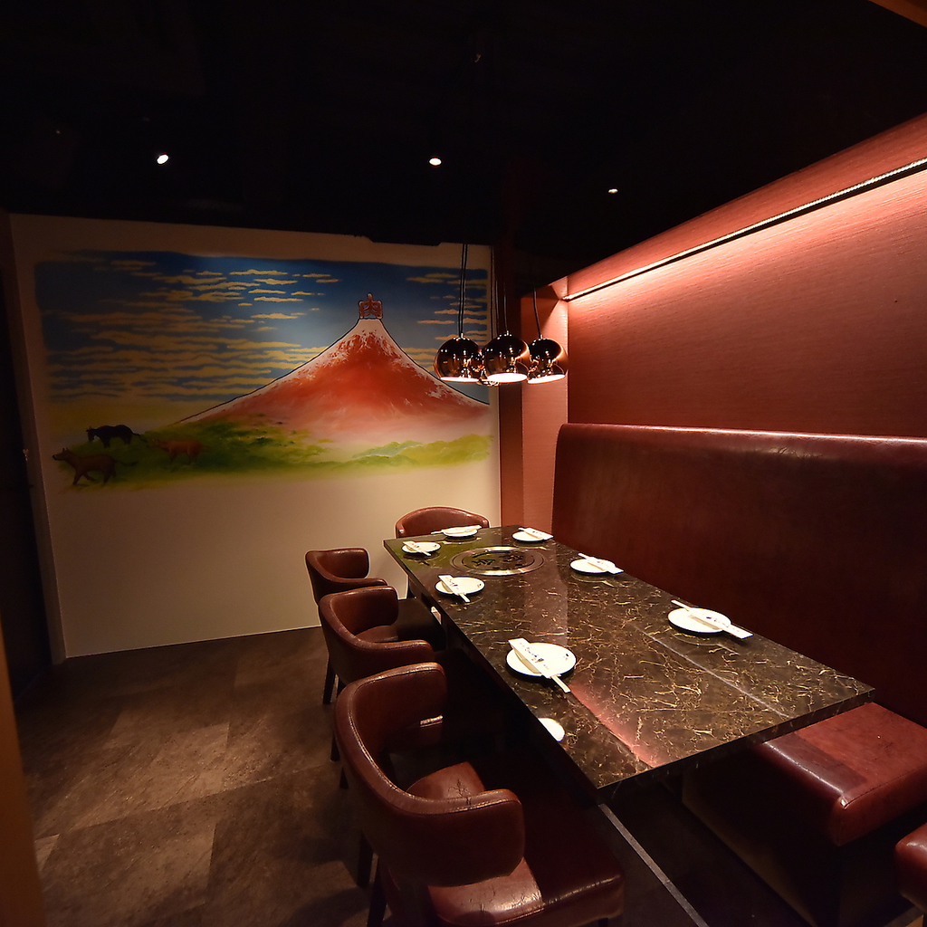 赤身肉とお酒の相性を考え、こだわりのお酒をセレクト。