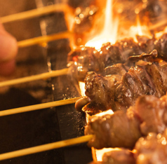 【備長炭で丁寧に焼き上げる絶品焼き鳥】