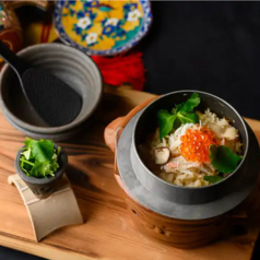 たっぷりカニいくら釜飯