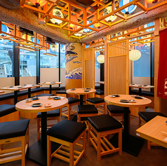 開放感のあるテーブル席は、活気ある雰囲気の中で楽しむのにぴったり！仕事帰りの一杯や友人との飲み会にもおすすめです。賑やかな店内で味わう新鮮な海鮮とお酒は格別。笑顔が集まる、品川の人気海鮮居酒屋。