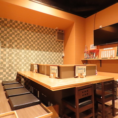 座敷タイプのL字カウンター席です。靴を脱いでお上がりいただきます。