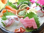 「旬のお造り5種盛り合わせ」1580円は、毎日仕入れの新鮮なお魚たちです♪