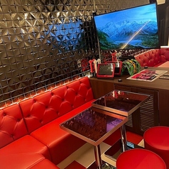 完完全個室カラオケ室は、周りを気にせず思いっきり歌える安心感が魅力です。友達や仲間だけで楽しめるプライベート空間だから、大声も笑い声も自由自在。まるで自分たちだけのライブ空間のように盛り上がれます。ゆったり楽しめ、特別な時間を独占できるので、誕生日や仲間との集まり、デートなど、さまざまなシーンで!