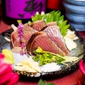 料理メニュー写真&nbsp;炭焼鰹の塩タタキ～天日塩と青森にんにくと山葵～