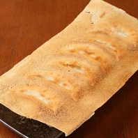 ≪多彩な小皿料理≫オススメは人気の「焼き餃子」！