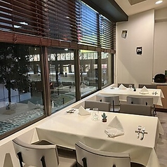 明るくて居心地の良い雰囲気の中、気軽にデートを楽しむことができます。オーナーがイタリアで撮影した写真が壁を彩り、異国の風情を感じさせます。広島とシチリアの文化が融合した料理を堪能しながら、リラックスできる座席でのひとときを大切にしてください。心温まる瞬間が待っています◎