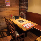 広々と使えるテーブル席を多数完備しております。清潔感があり、小さなお子様連れのご家族でも安心してご利用いただける設計です。お席の間隔もゆとりを持たせているため、ベビーカーでの入店もスムーズ。ランチタイムも11時から営業しており、お昼からの家族団らんやママ友会にもぴったりのアットホームな空間です。