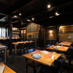 一棟貸切のような感覚で使えるのがこの店舗の魅力。和の趣とモダンな照明が調和する空間で、気兼ねなく過ごせる雰囲気は、他のお客様を気にせず過ごしたい会食にもぴったり。スタッフの対応もスムーズです。