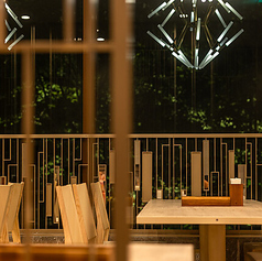 1階テラス席は16席ございます。心地よい風を感じながら、開放感あふれる空間で特別なひとときをお楽しみいただけます。