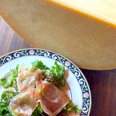 生ハムとグラナパダーノチーズを目の前で仕上げる絶品サラダ