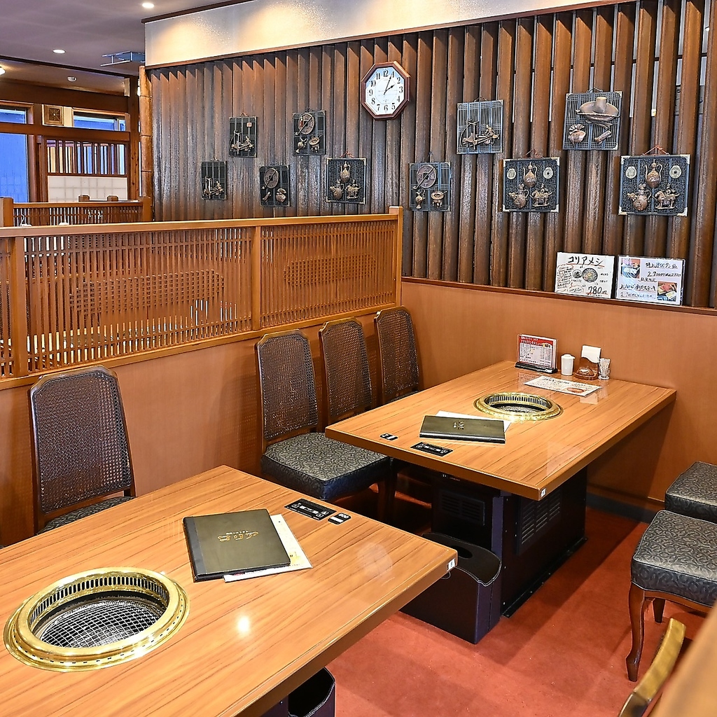 お履き物を脱いでゆったりとお過ごしいただけるお座敷席もございます。