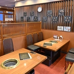 お履き物を脱いでゆったりとお過ごしいただけるお座敷席もございます。