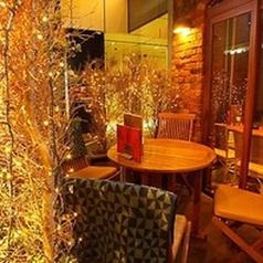 【テラス席:8名様まで】心地よい風と楽しむ、隠れ家風の屋外特等席。お店の前に広がるのは、都会の喧騒を忘れる開放感あふれるテーブルテラス席。 まるで秘密の庭のような隠れ家風の空間で、心地よい風を感じながらお食事やお酒を楽しめます。 お洒落な雰囲気の中、大切な方と特別な時間をお過ごしください。