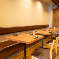 柔らかな間接照明と木目調のインテリアが、心安らぐ落ち着いた空間を演出します。ゆったりとしたソファーベンチ席は、長時間の滞在でも快適です♪