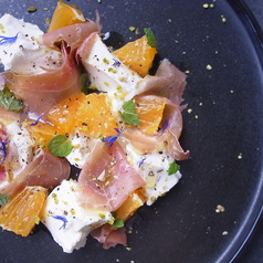 大山豆腐とクリームチーズのムース　柑橘とハモンセラーノのせ