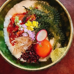 生マグロキムチと海ぶどう山かけ