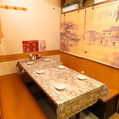 【半個室】個室席だけではなく、本格中華を愉しめる円卓席タイプもご用意があります。店内は広々とした空間でゆったりとおくつろぎいただけます。少人数から82名様の団体、貸切でのご案内も可能です。会社の宴会、ご家族でのお食事にも最適です♪