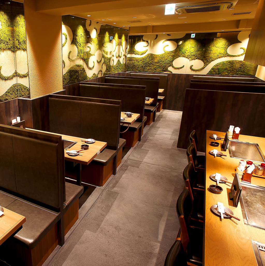 総席数52席。懐かしくもあり、モダンさをも感じるくつろぎの空間。少人数での使い勝手がよいお店。