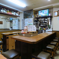 一人でも落ち着けるカウンター席