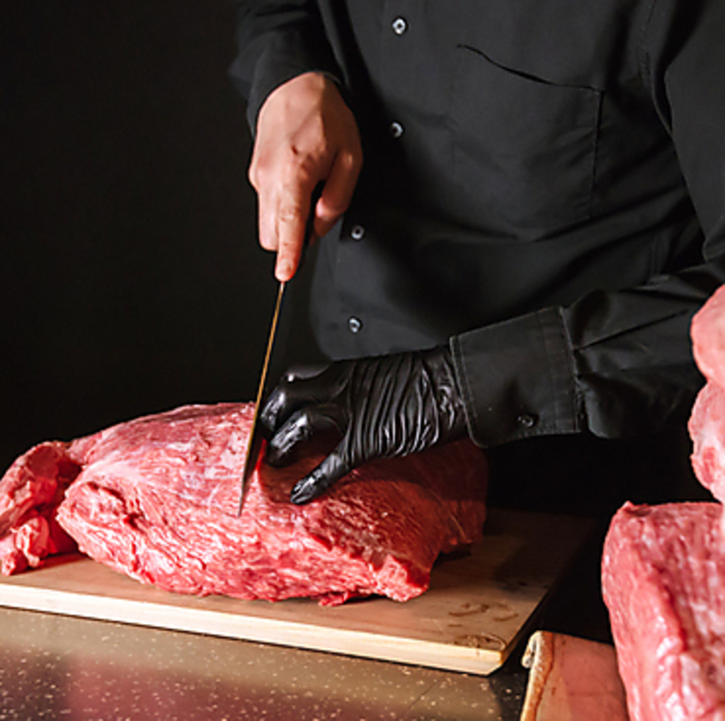 赤身と脂身のバランスが良いお肉を取り寄せております。食材、部位、調理法全てにこだわりぬきました