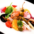 料理メニュー写真 海の幸と彩り野菜のサラダ仕立て