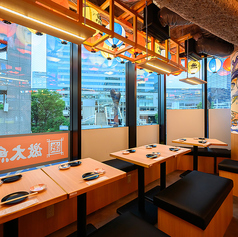 温かみのある照明に包まれたテーブル席は、誰でも気軽に過ごせる心地よい空間。鮮魚の香りと活気ある声が広がる店内で、今日もおいしい乾杯を！仲間との集まりやデートにもぴったりです。