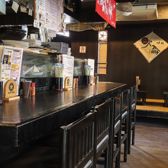 お一人様からお気軽にご利用いただけるカウンター席は、炭火の香りと活気が間近で感じられる特等席です。