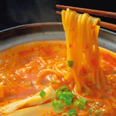 【赤からの極意その３】鍋のしめには、卵がふんわり「雑炊」、名古屋名物といえば「きしめん」、みんな大好き「ラーメン」、とろーりチーズの「リゾット」をご用意♪その日の気分で〆を選べば赤からスープを最後の一滴まで楽しめます！