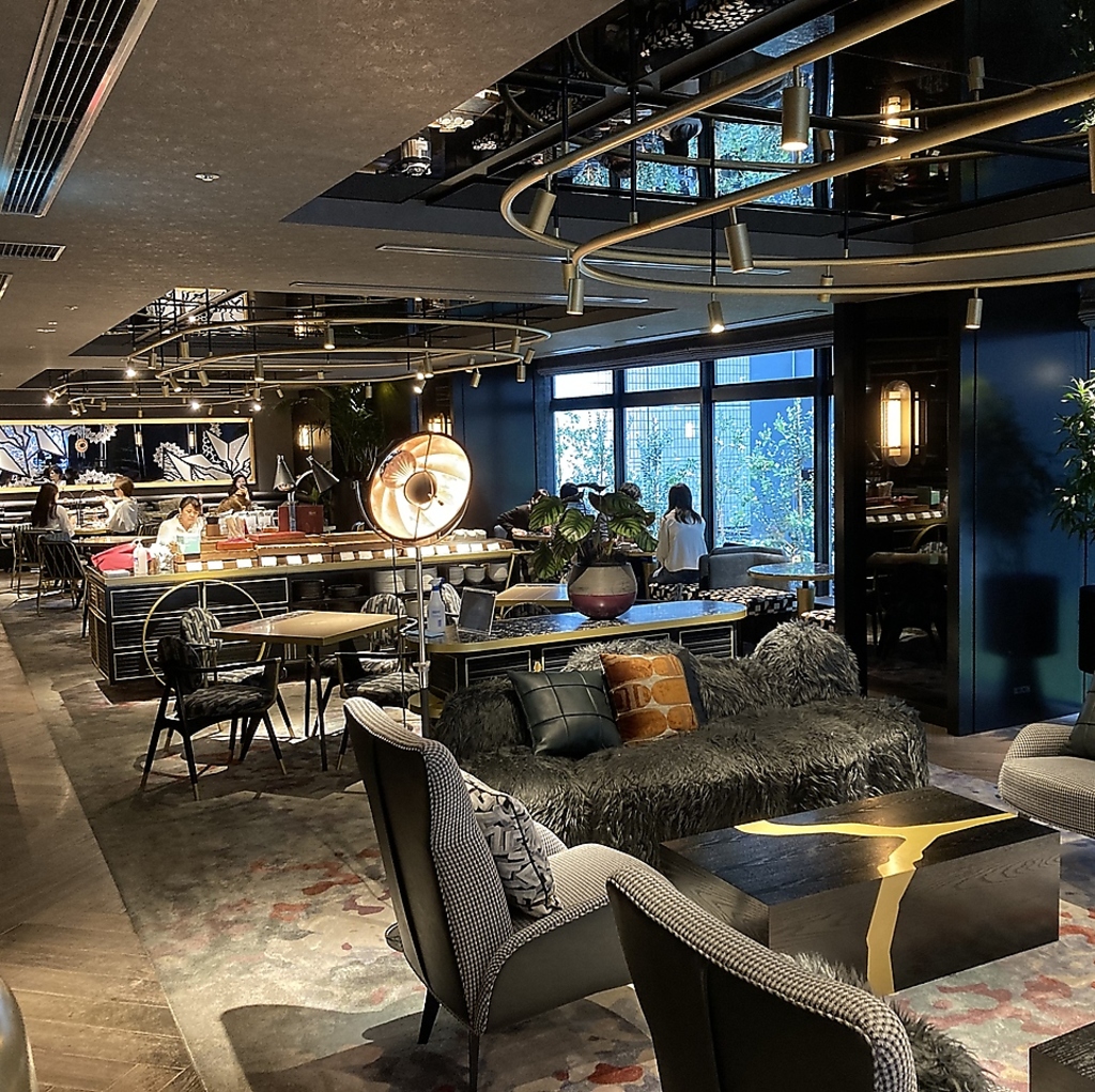 【店内は全70席】スタイリッシュにこだわったソファ席やテーブル席など様々な雰囲気のお席をご用意♪