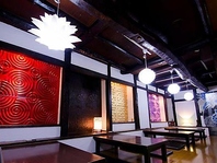 夜の楽しみがここに！歌って飲んで盛り上がろう！