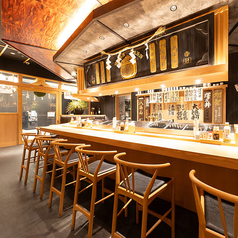 料理と会話をゆったり楽しめる特別空間のカウンター席。お一人様でも気軽にご利用ください。