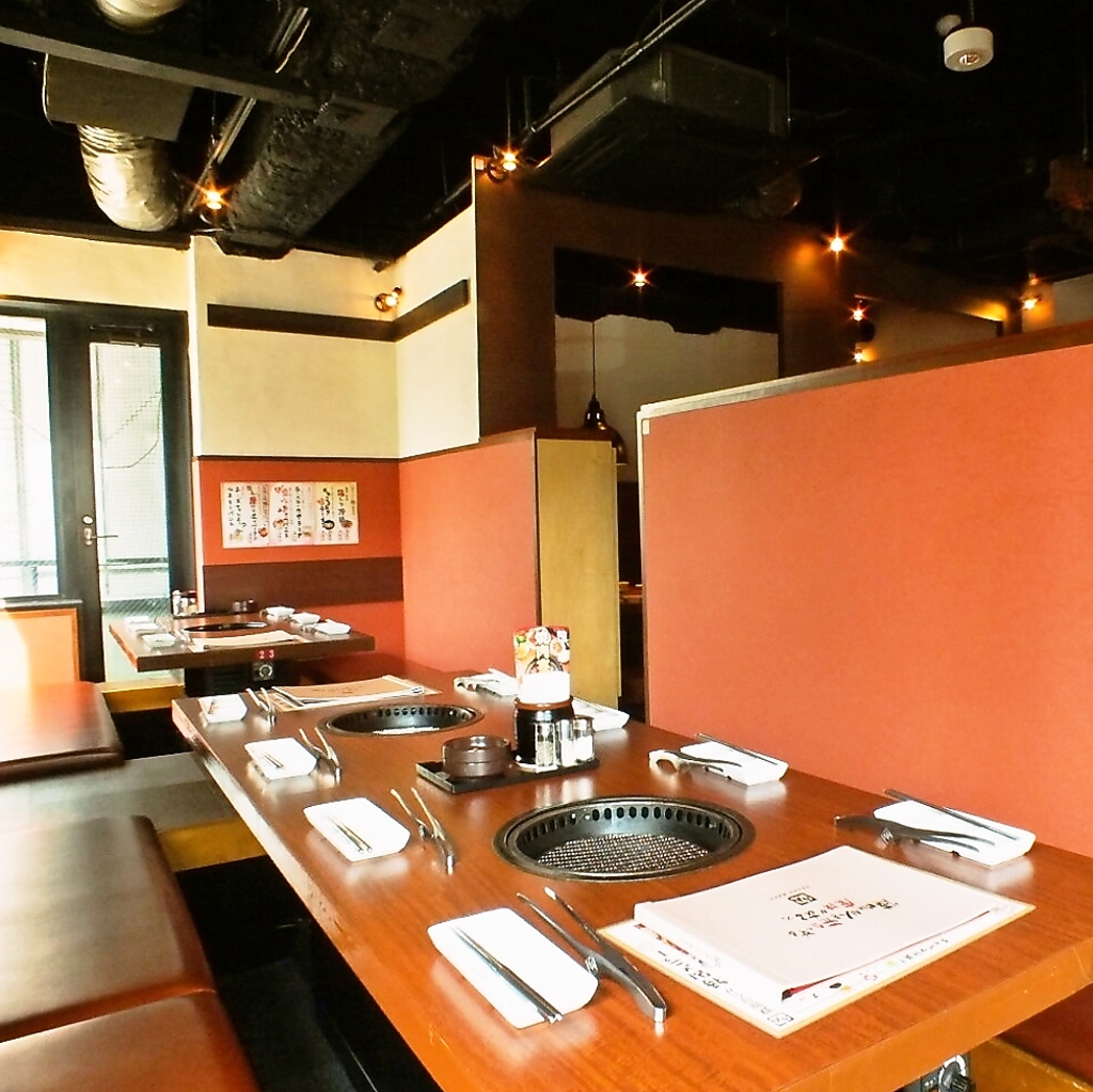 落ち着いた雰囲気の店内は、ご家族や友人との食事に最適。ゆったりとした空間で焼肉を満喫できます☆