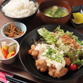 【昼は定食ランチ＆お弁当、夜は厳選日本酒と創作料理を愉しむ優秀な営業形態】ランチタイムにはお腹大満足の定食メニューが揃い、忙しい毎日に嬉しいお弁当のテイクアウトにも対応。夜になれば一転、ずらりと並ぶ豊富な銘柄の日本酒や多彩な創作料理をアテに、大人の宴会の特等席へと変貌します。