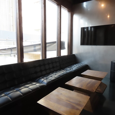 【2階ソファー席】貸し切ることでプライベートな空間にもなる、ソファー席もございます。落ち着いたトーンでまとめられたお席で、ゆったりと寛ぎながら会話と料理をお楽しみいただけるので、おしゃべりも楽しみたい女子会やデートにもピッタリです！