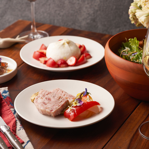 外苑前駅より徒歩7分 青山キラー通り沿いの「ワイン×肉」もおいしい野菜バル。