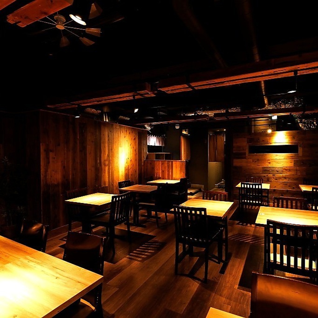 フロアごとにデザインの異なる店内。デートやご友人、ご家族と落ち着いた店内でごゆっくりと・・・