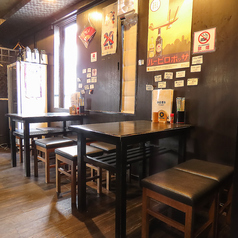 店内には、靴を脱がずにそのまま利用できる便利なテーブル席を完備しております。