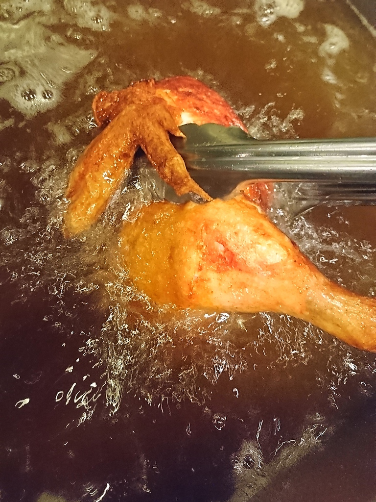 丸鶏の素揚げ専門店ならではの一品「半身揚げ」980円（上）1280円