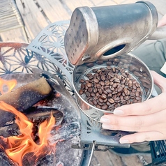 "煎る・挽く・淹れる"を全部自分で作る"たき火焙煎コーヒー"