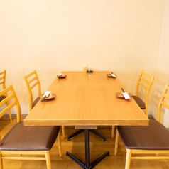 柔らかな間接照明と木目調のインテリアが、心安らぐ落ち着いた空間を演出します。ゆったりとしたソファーベンチ席は、長時間の滞在でも快適です♪