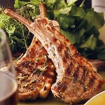 ガッツリ肉料理とスパイシーなエスニック！月島最安値級の食べ飲み放題で、最高の宴会をどうぞ。