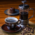 プレスコーヒーは、細かい粉も一緒に抽出されるため「口の中で味が持続しやすい」という特徴があります。さらにコーヒー豆に含まれる油分「コーヒーオイル」をしっかり抽出することができるため、豆本来の香りや風味をお楽しみいただけます。3種類オリジナルブレンドをご用意しております。テイクアウトの利用も可能です。