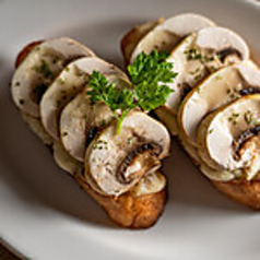 生マッシュルームとチーズのブルスケッタ
